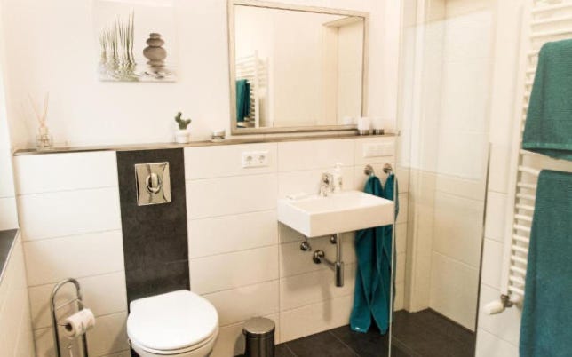 BADEZIMMER - der Wohnung im 1. Obergeschoss: